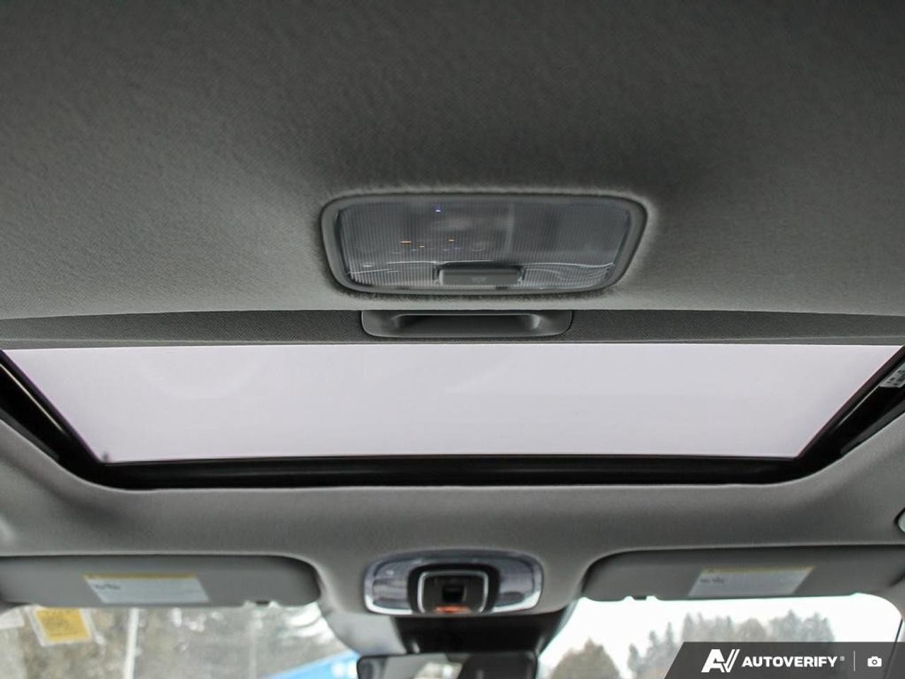 2024 Hyundai Elantra LuxuryONE-OWNER, ACCIDENT-FREE, SUNROOF, LEATHER, Photo