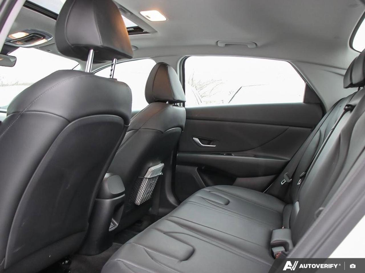 2024 Hyundai Elantra LuxuryONE-OWNER, ACCIDENT-FREE, SUNROOF, LEATHER, Photo