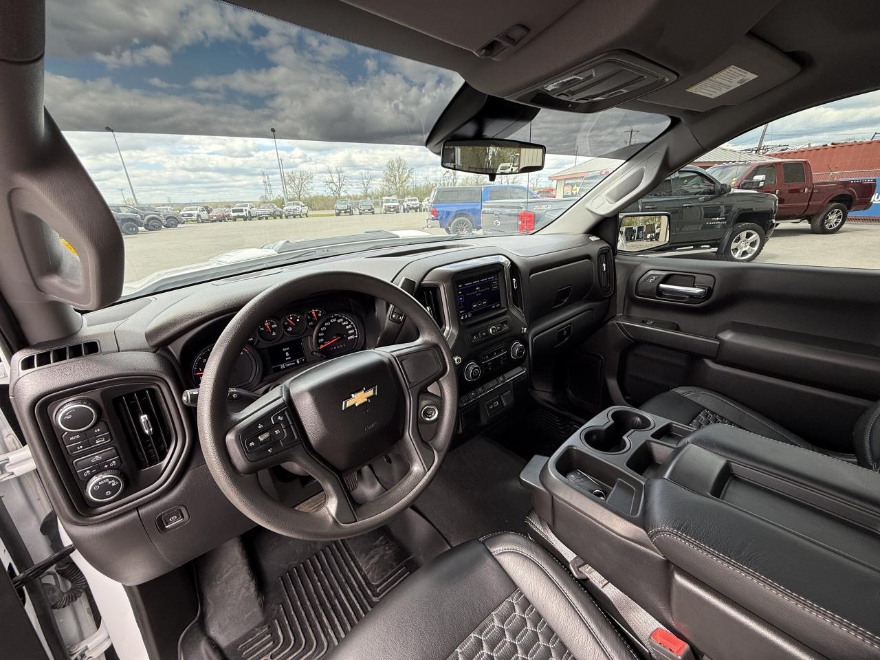 2023 Chevrolet Silverado 1500 LT RCSB  4X4 Photo