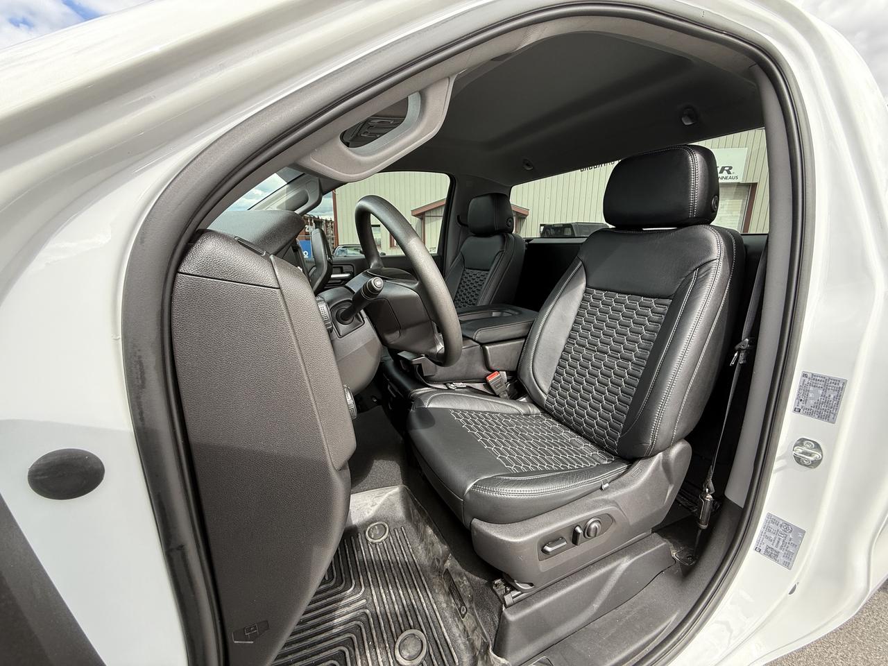 2023 Chevrolet Silverado 1500 LT RCSB  4X4 Photo