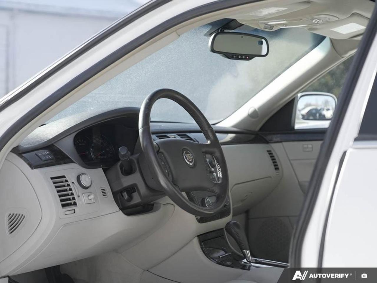 2008 Cadillac DTS 4dr Sdn 1scAS-TRADED, LEATHER, SUNROOF, CLEAN! Photo