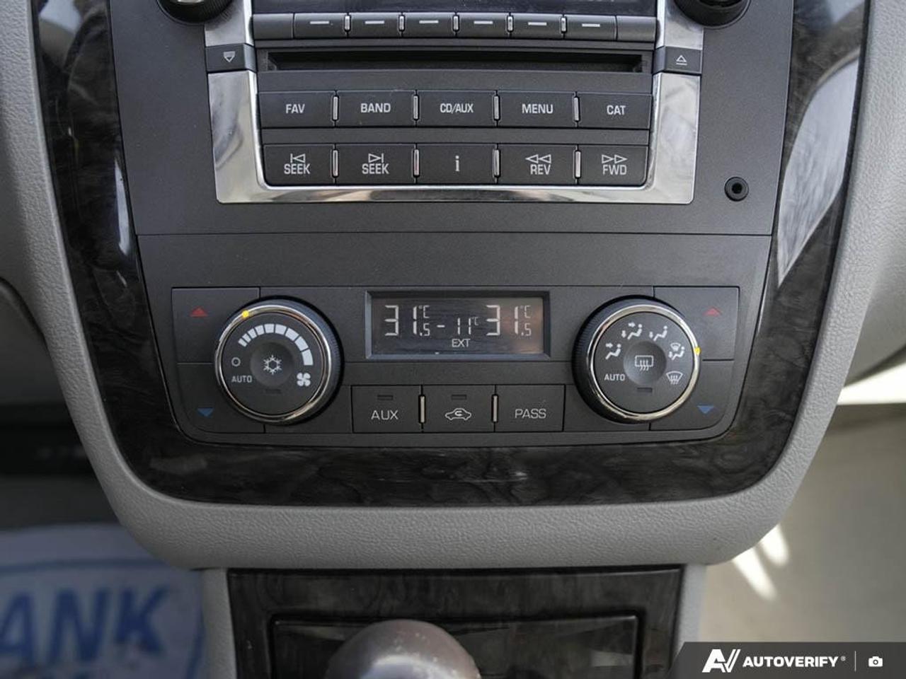 2008 Cadillac DTS 4dr Sdn 1scAS-TRADED, LEATHER, SUNROOF, CLEAN! Photo