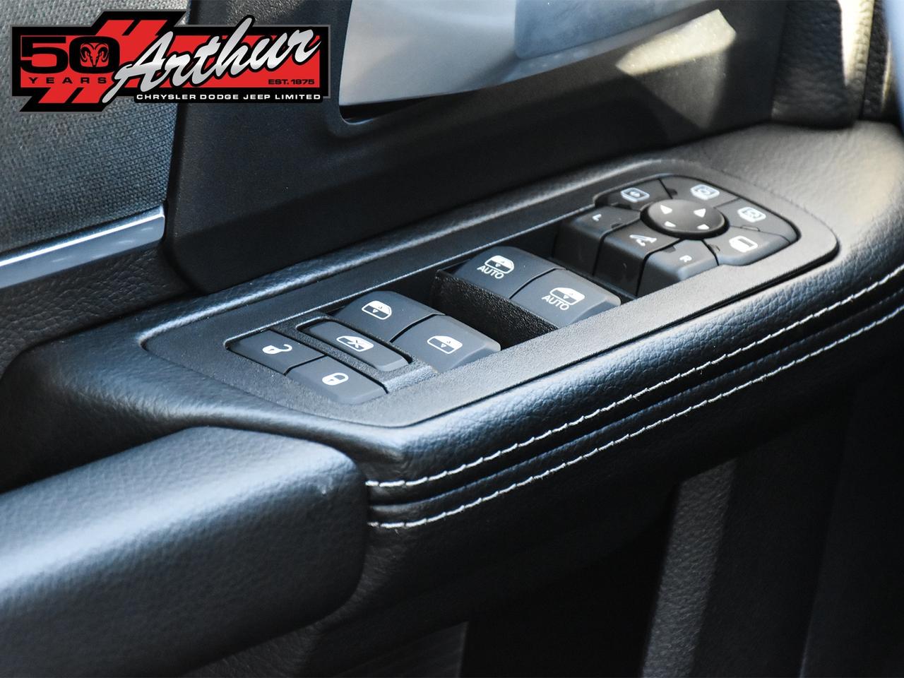 2025 RAM 2500 CREW CAB 4X4 - ONLY 1,156 KM Photo