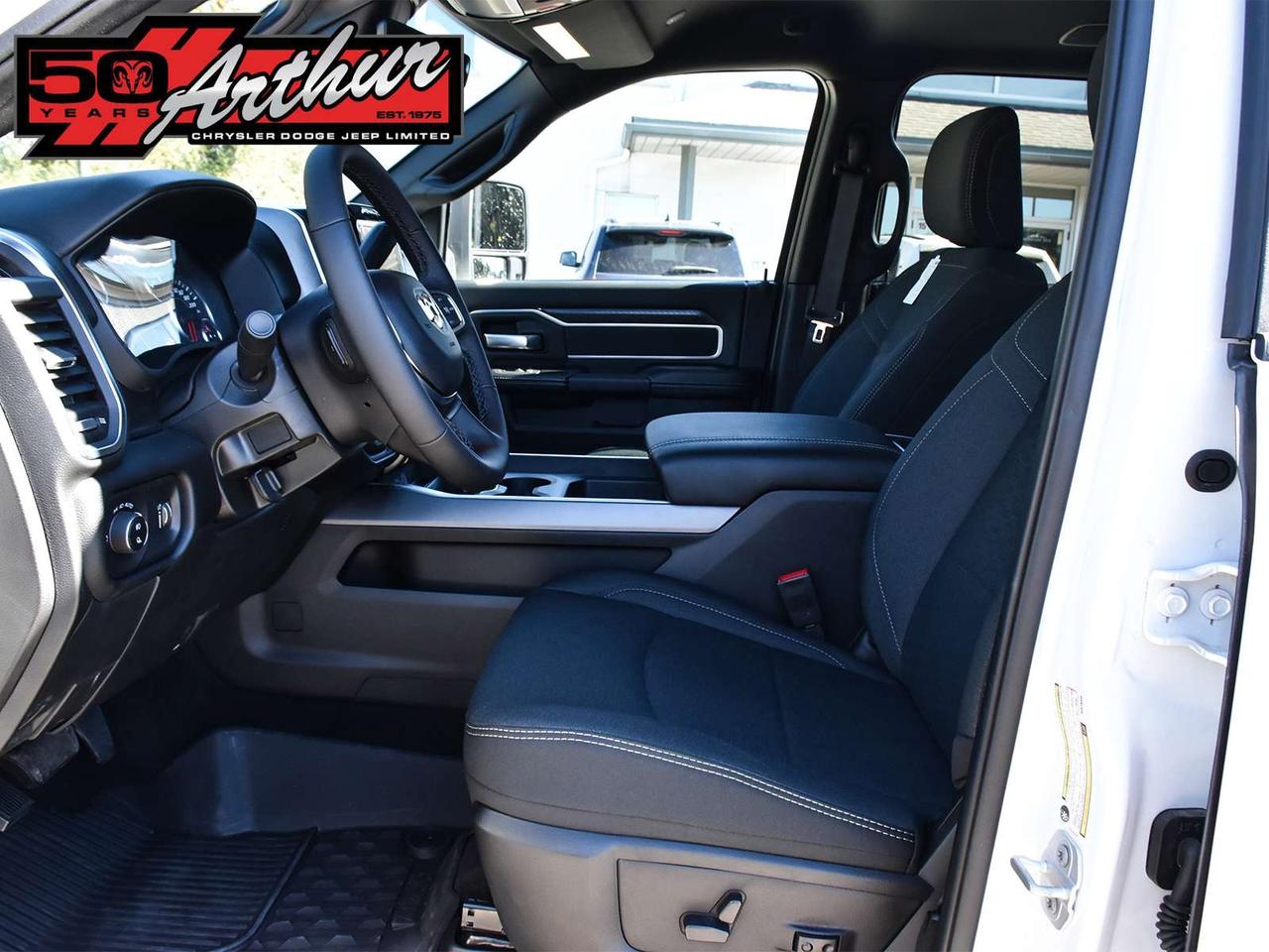 2025 RAM 2500 CREW CAB 4X4 - ONLY 1,156 KM Photo