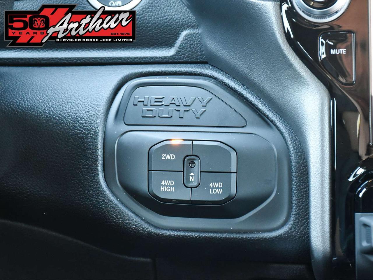 2025 RAM 2500 CREW CAB 4X4 - ONLY 1,156 KM Photo