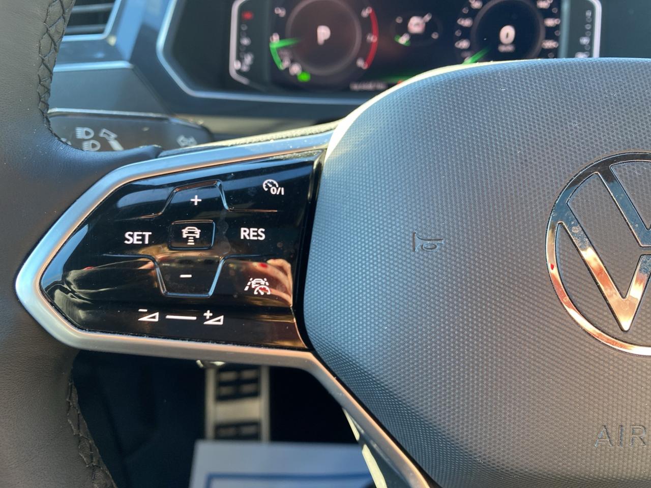 2022 Volkswagen Tiguan HIGHLINE R-LINE 4MOTION Photo