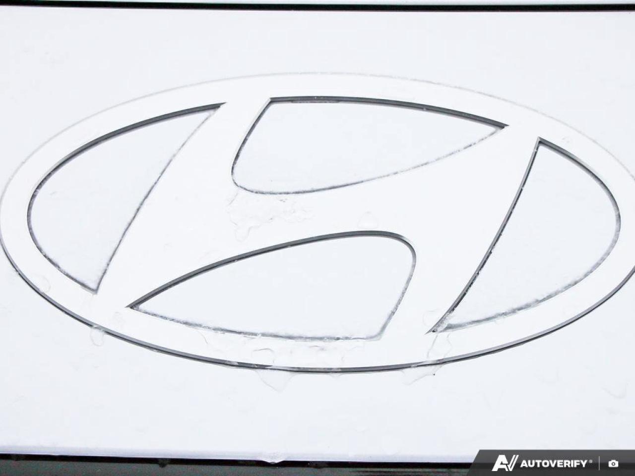 2024 Hyundai Elantra LuxuryONE-OWNER, ACCIDENT-FREE, SUNROOF, LEATHER, Photo