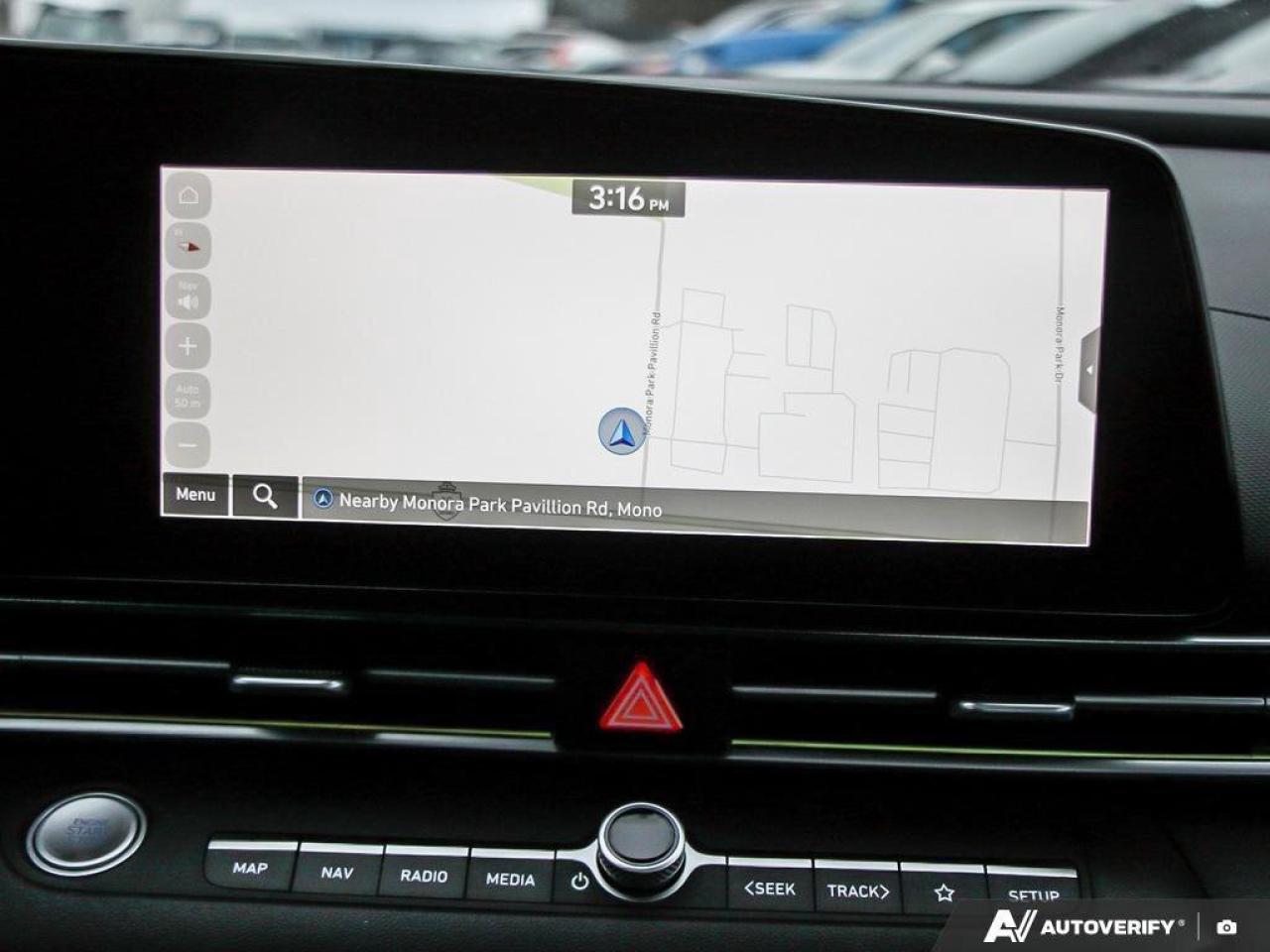 2024 Hyundai Elantra LuxuryONE-OWNER, ACCIDENT-FREE, SUNROOF, LEATHER, Photo