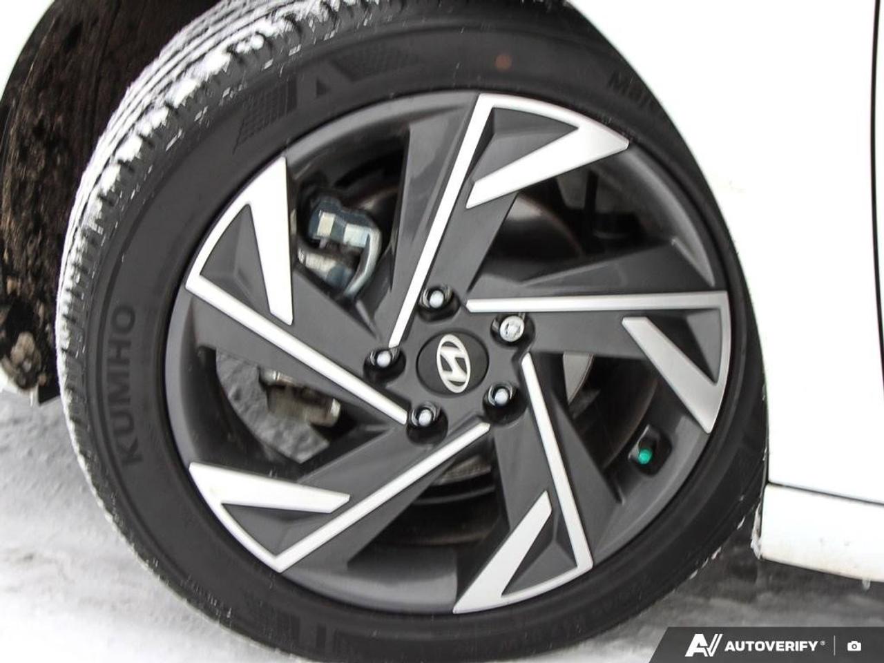 2024 Hyundai Elantra LuxuryONE-OWNER, ACCIDENT-FREE, SUNROOF, LEATHER, Photo