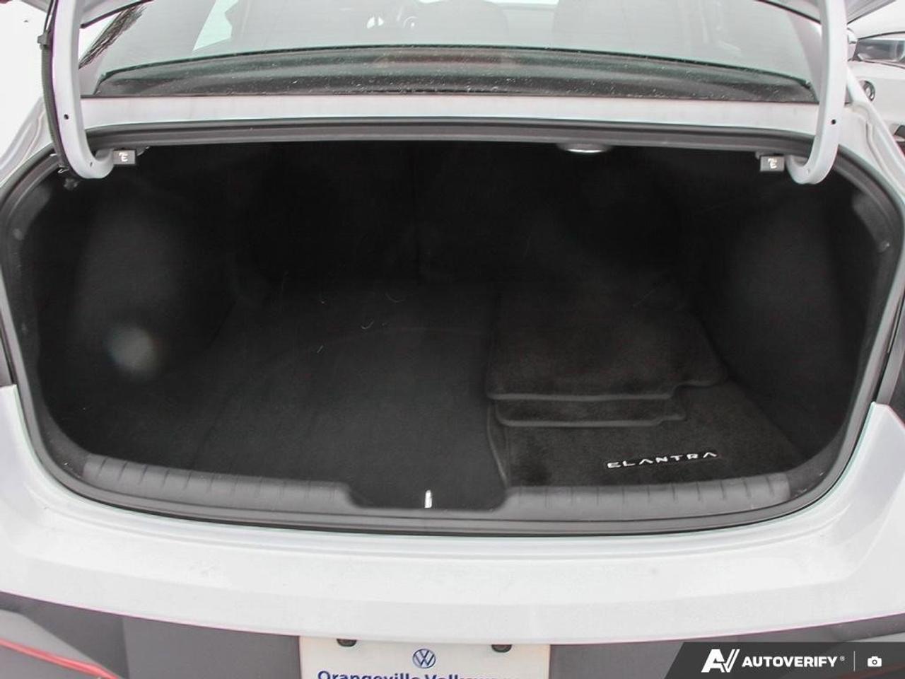 2024 Hyundai Elantra LuxuryONE-OWNER, ACCIDENT-FREE, SUNROOF, LEATHER, Photo