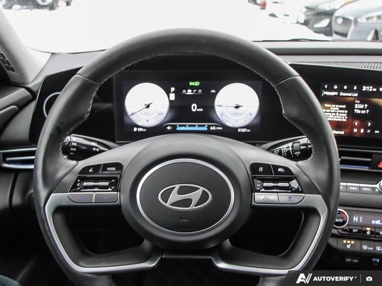 2024 Hyundai Elantra LuxuryONE-OWNER, ACCIDENT-FREE, SUNROOF, LEATHER, Photo