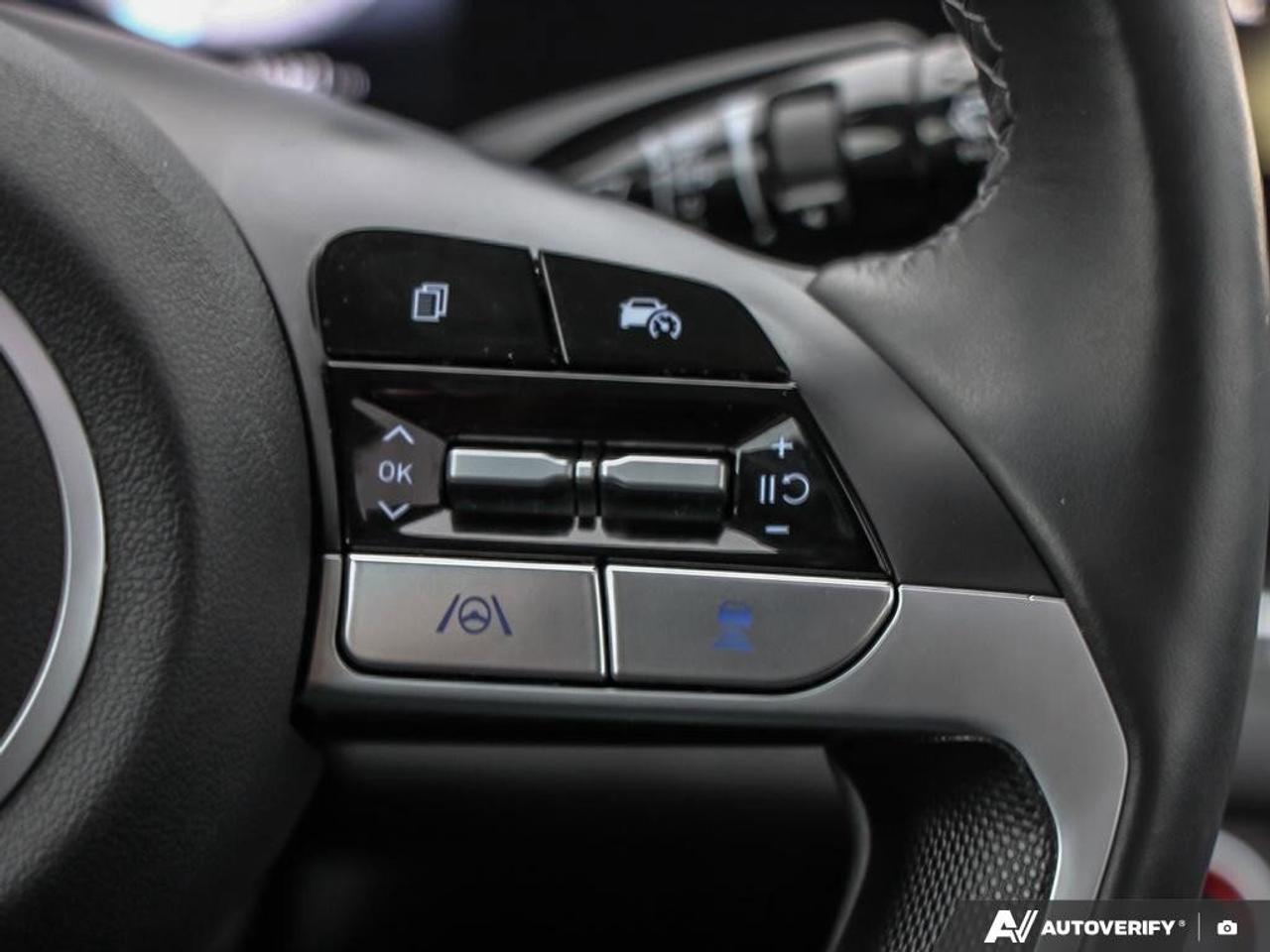 2024 Hyundai Elantra LuxuryONE-OWNER, ACCIDENT-FREE, SUNROOF, LEATHER, Photo