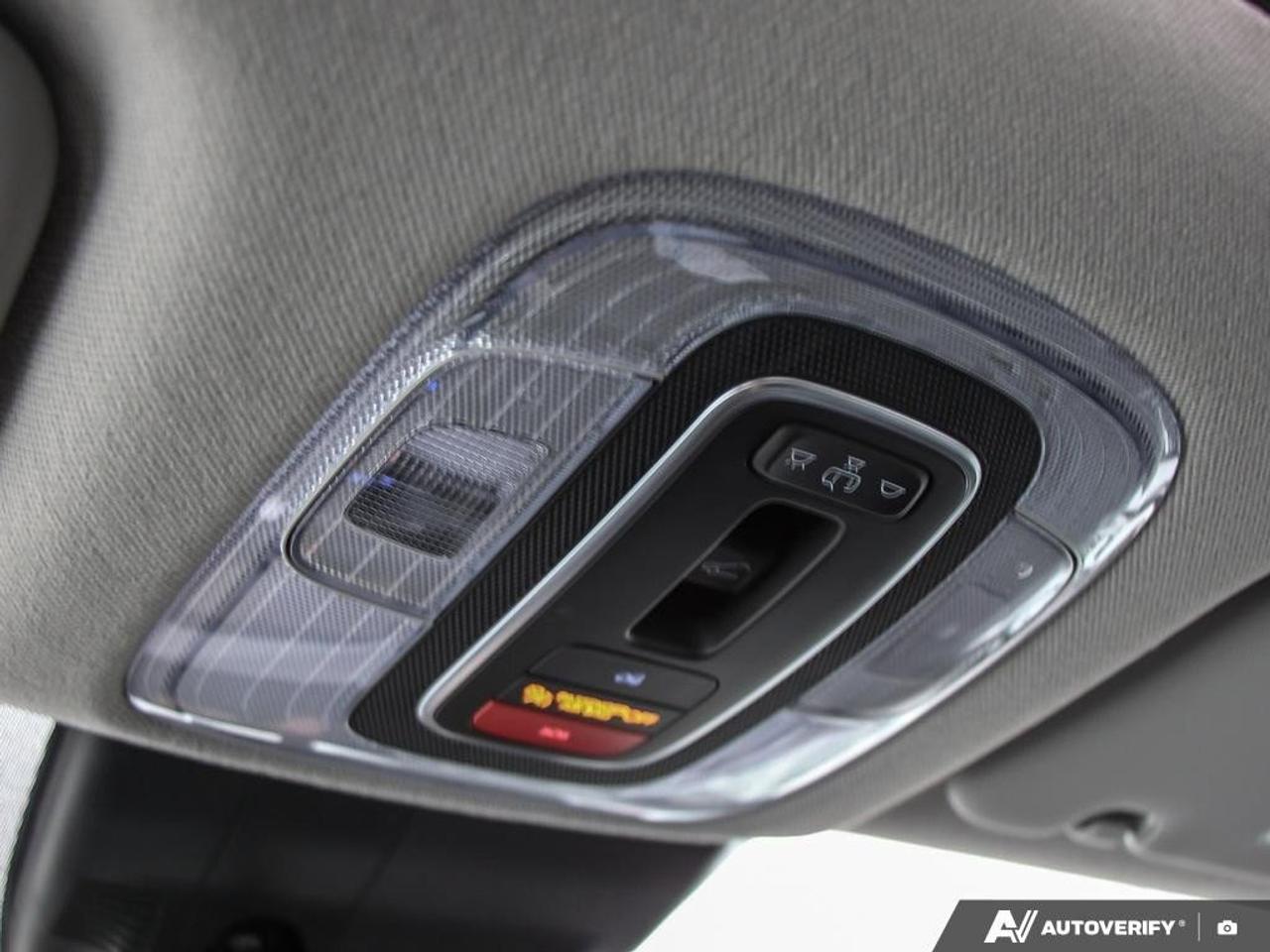 2024 Hyundai Elantra LuxuryONE-OWNER, ACCIDENT-FREE, SUNROOF, LEATHER, Photo