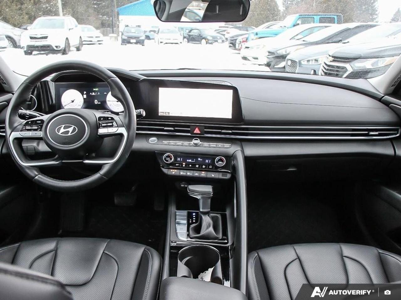 2024 Hyundai Elantra LuxuryONE-OWNER, ACCIDENT-FREE, SUNROOF, LEATHER, Photo