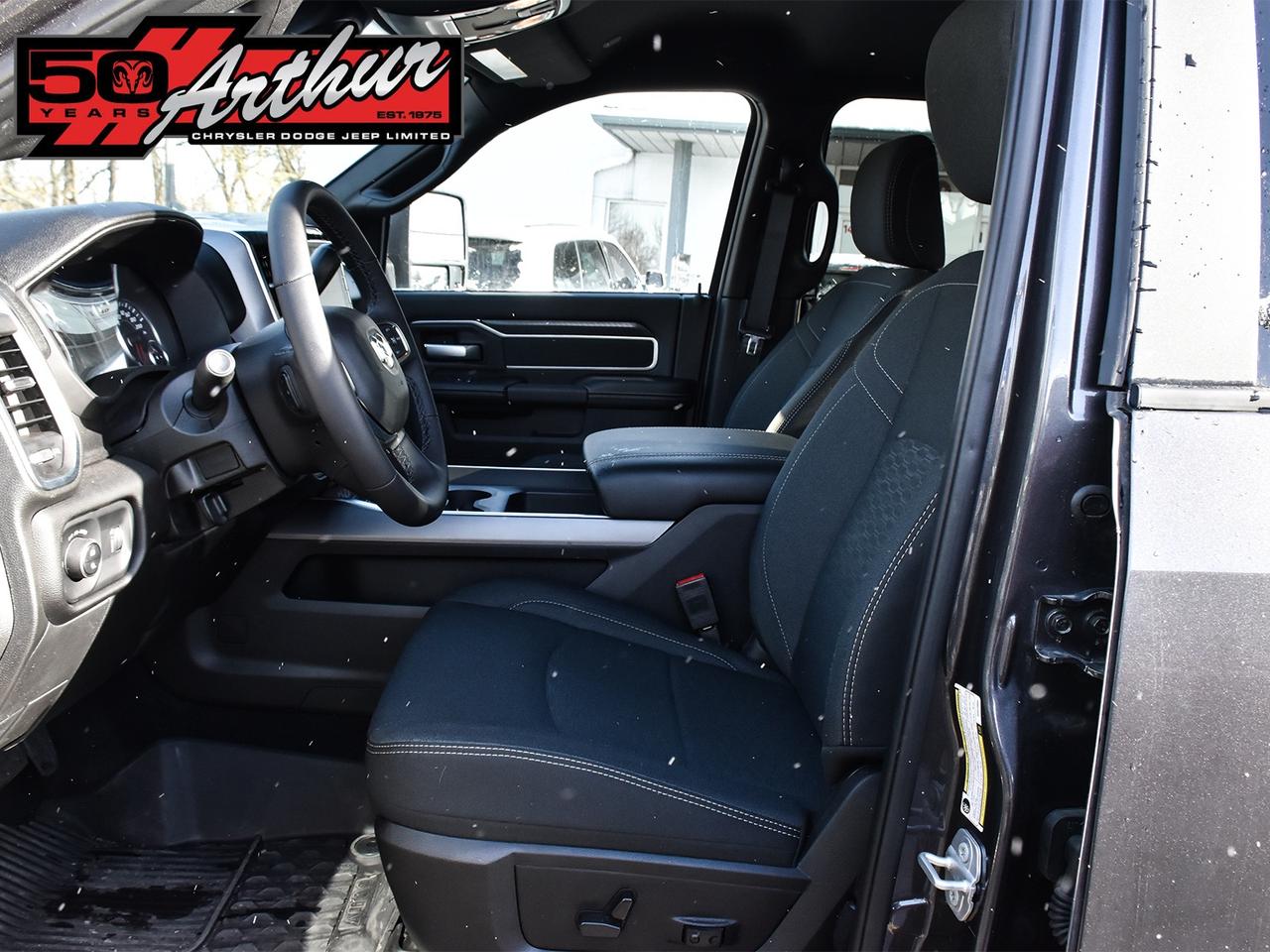 2025 RAM 2500 BIG HORN CREW CAB 4X4-ONLY 3,175 KM Photo