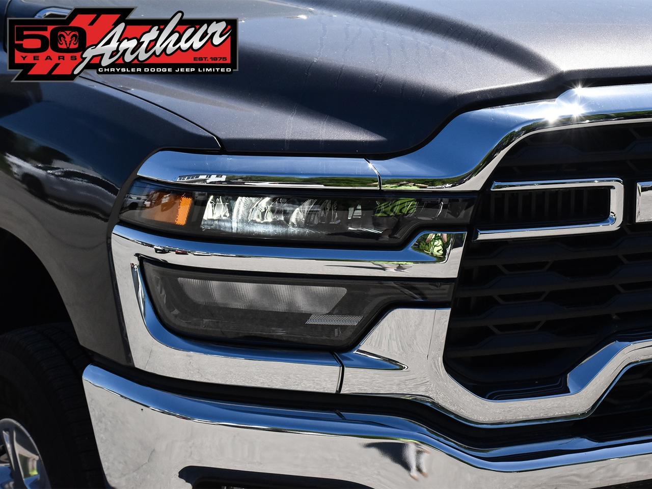 2025 RAM 2500 BIG HORN CREW CAB 4X4-ONLY 3,175 KM Photo