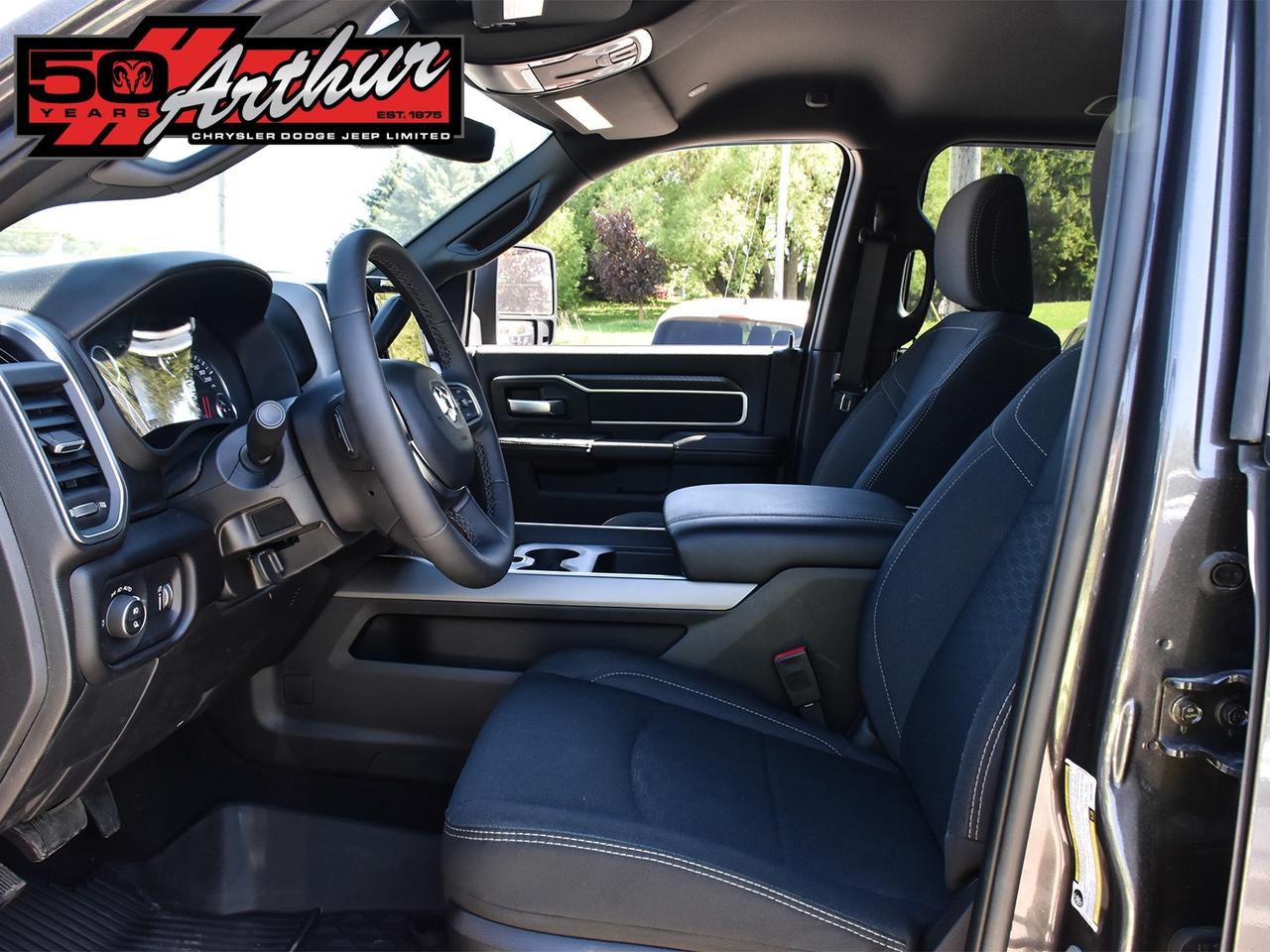 2025 RAM 2500 BIG HORN CREW CAB 4X4-ONLY 3,175 KM Photo