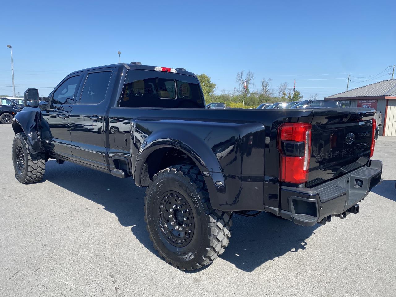 2023 Ford F-450 SUPER DUTY LARIAT 4WD Crew Cab 8' Box Photo2