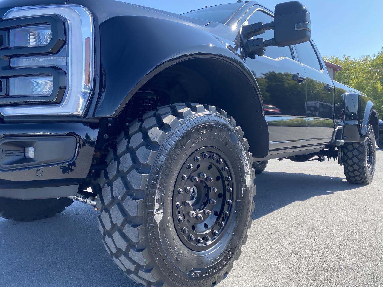 2023 Ford F-450 SUPER DUTY LARIAT 4WD Crew Cab 8' Box Photo