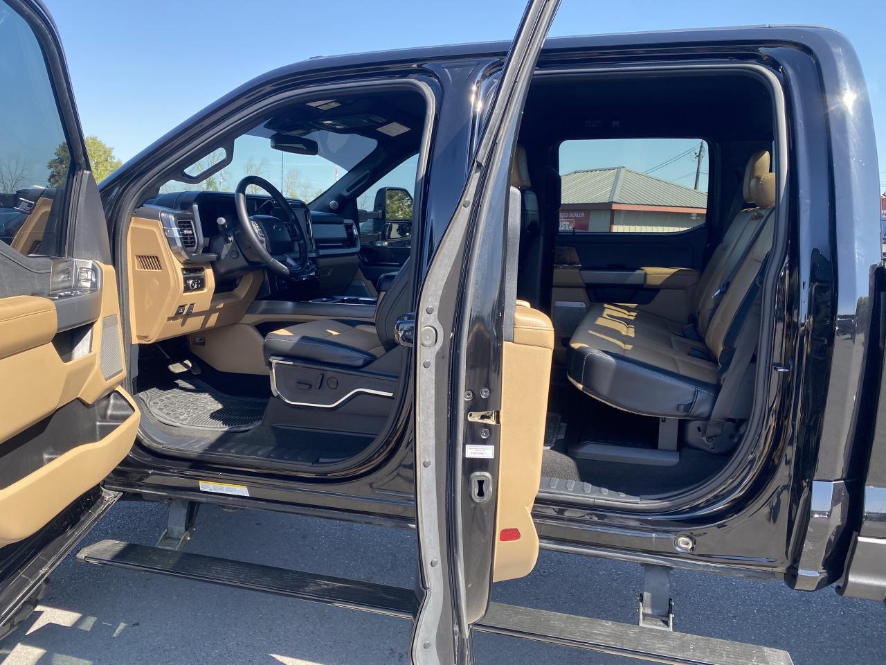 2023 Ford F-450 SUPER DUTY LARIAT 4WD Crew Cab 8' Box Photo