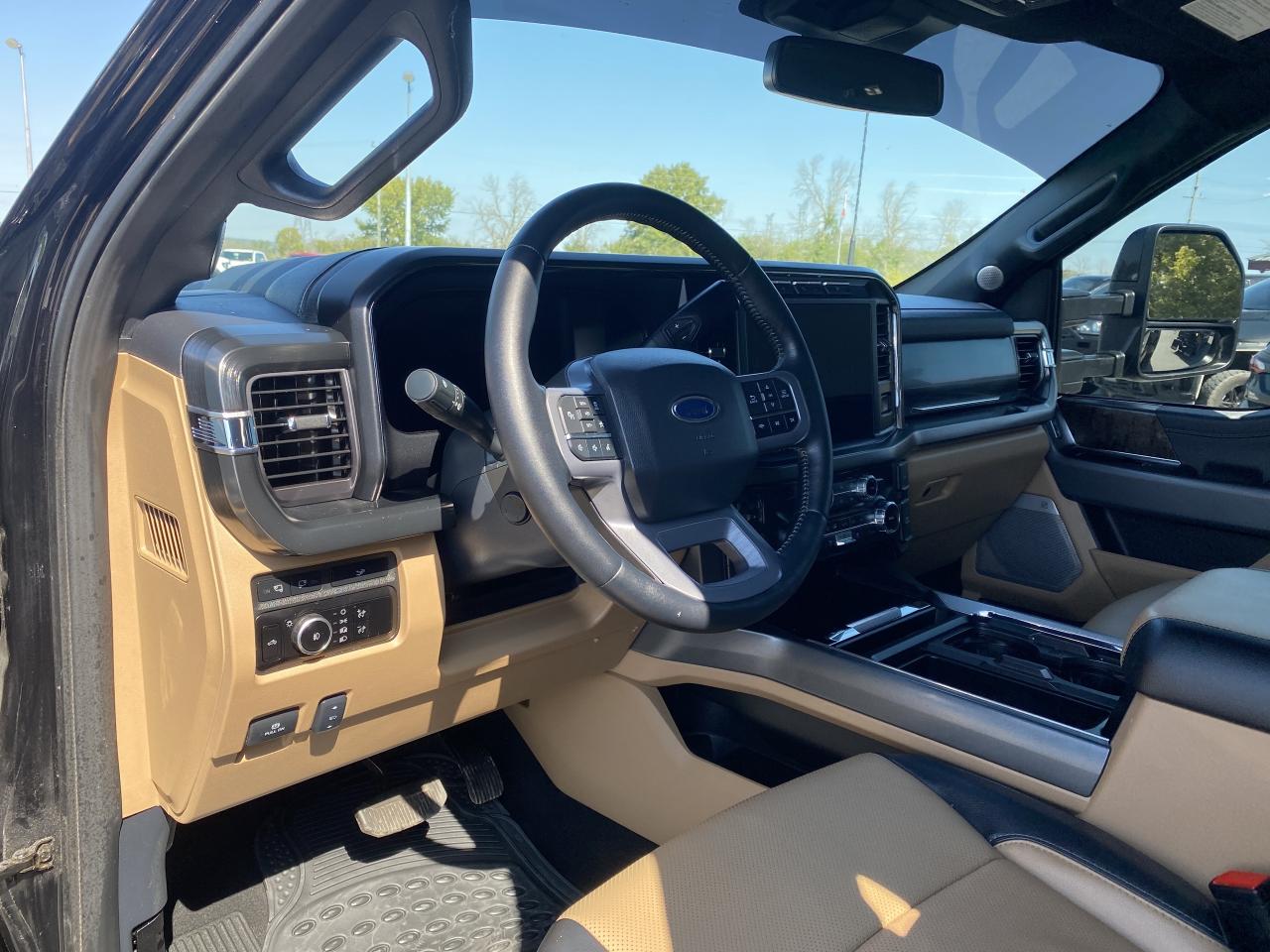 2023 Ford F-450 SUPER DUTY LARIAT 4WD Crew Cab 8' Box Photo