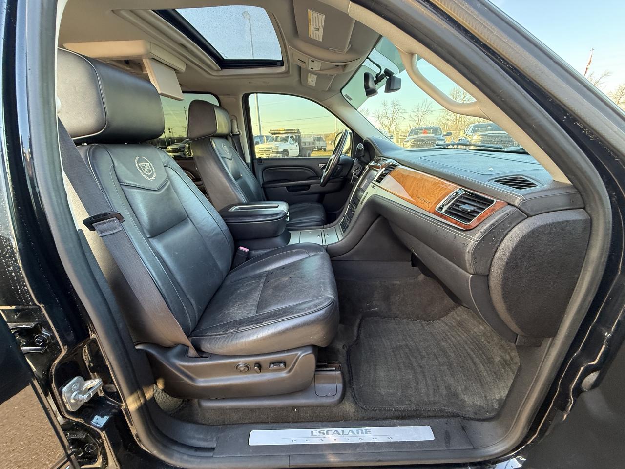 2013 Cadillac Escalade ESV AWD 4dr Platinum Photo