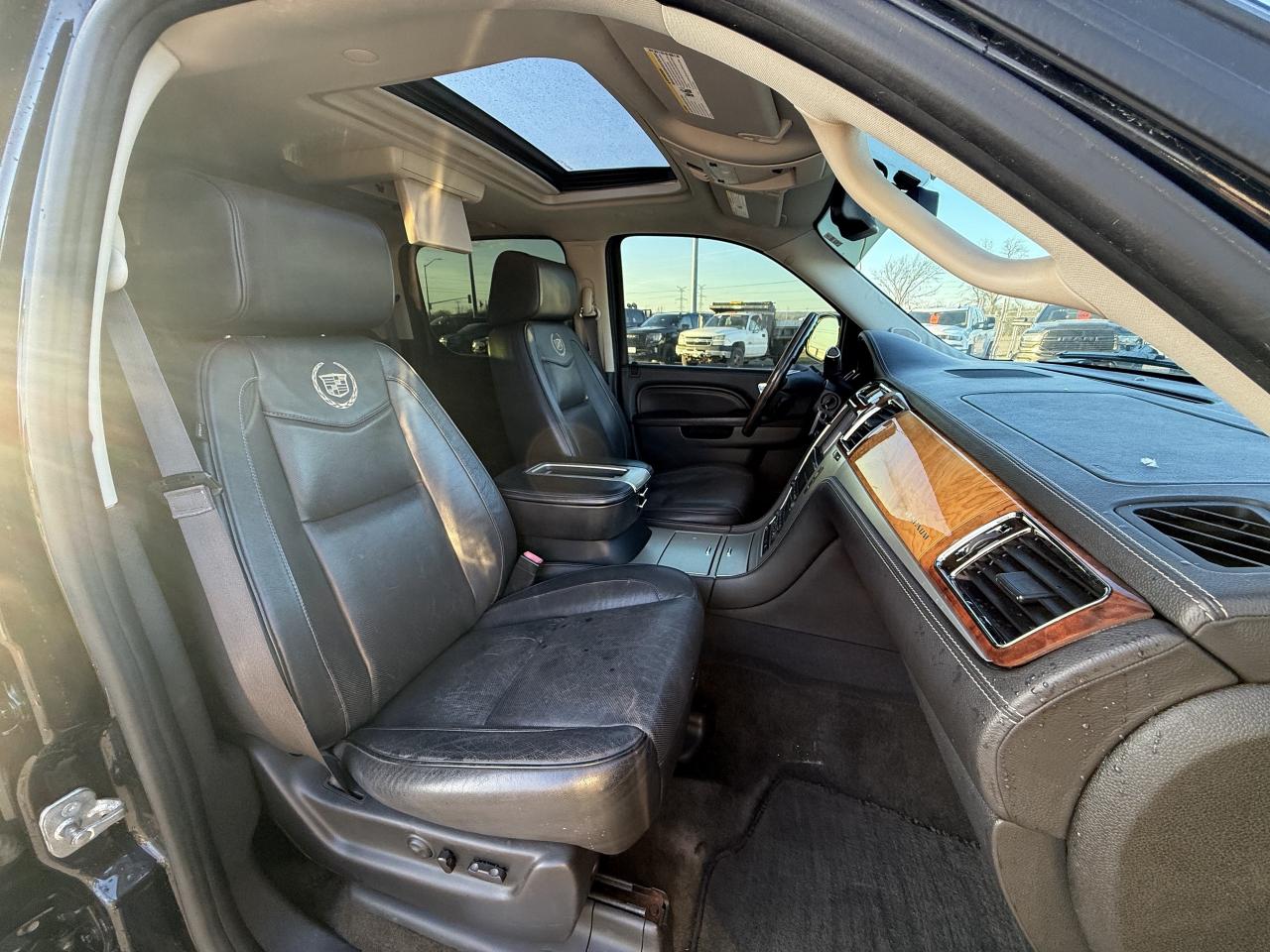 2013 Cadillac Escalade ESV AWD 4dr Platinum Photo