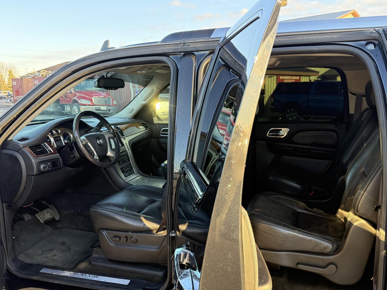 2013 Cadillac Escalade ESV AWD 4dr Platinum Photo