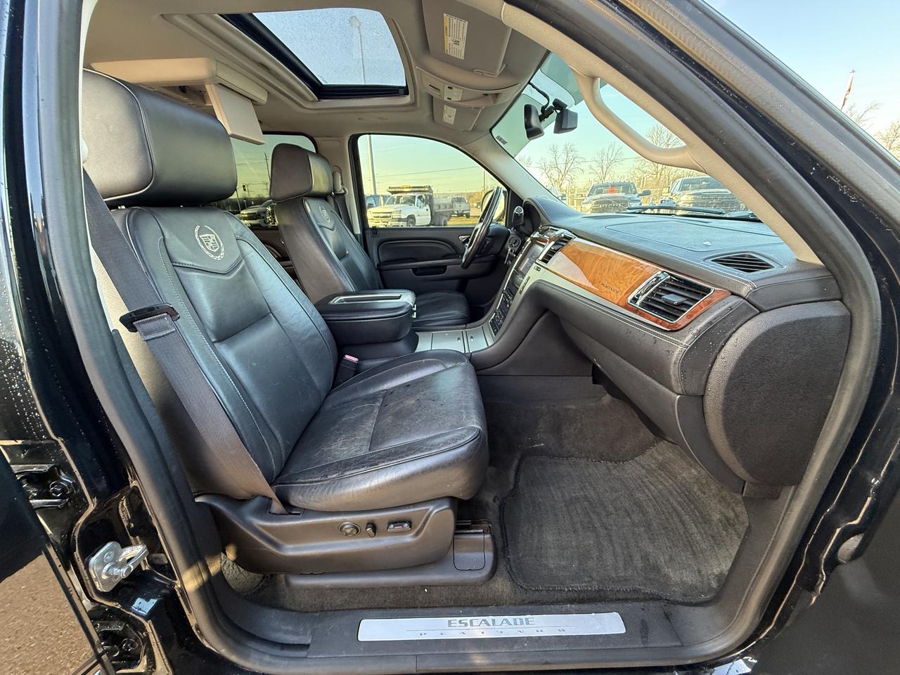 2013 Cadillac Escalade ESV AWD 4dr Platinum Photo