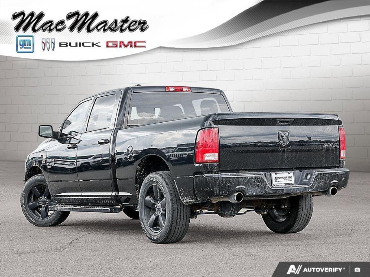 2022 RAM 1500 Classic SLTSLT BLACK, CREW, 4X4, HEMI, HEATED CLOTH, 1-OWN Photo3