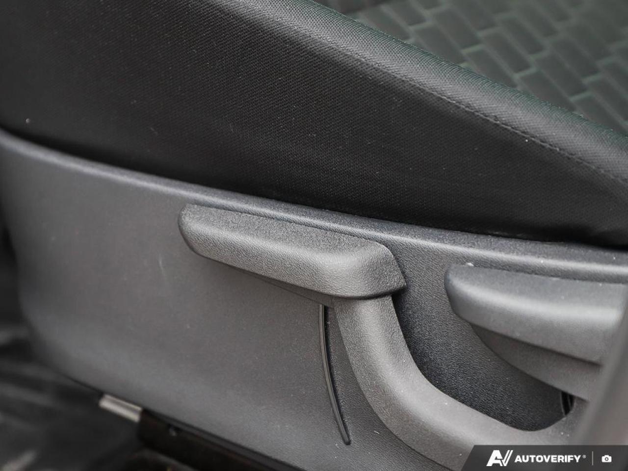 2023 Nissan Kicks SVONE-OWNER, ACCIDENT-FREE, FWD, CARPLAY, HTD SEAT Photo