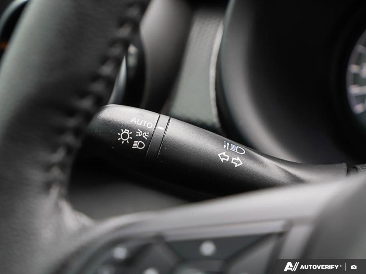 2023 Nissan Kicks SVONE-OWNER, ACCIDENT-FREE, FWD, CARPLAY, HTD SEAT Photo