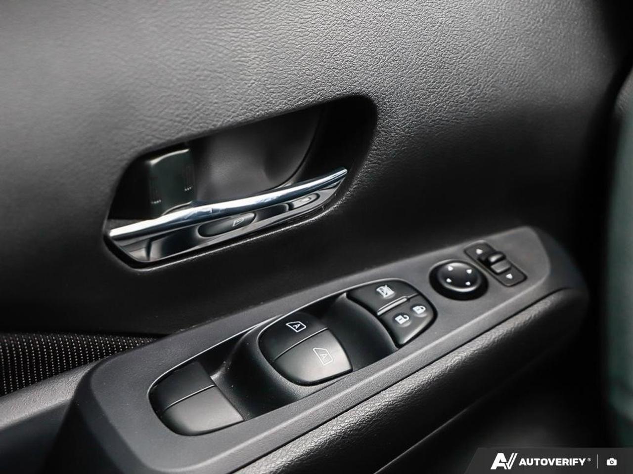 2023 Nissan Kicks SVONE-OWNER, ACCIDENT-FREE, FWD, CARPLAY, HTD SEAT Photo