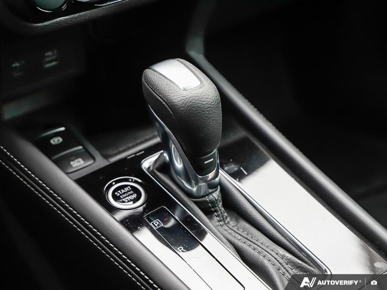 2023 Nissan Kicks SVONE-OWNER, ACCIDENT-FREE, FWD, CARPLAY, HTD SEAT Photo