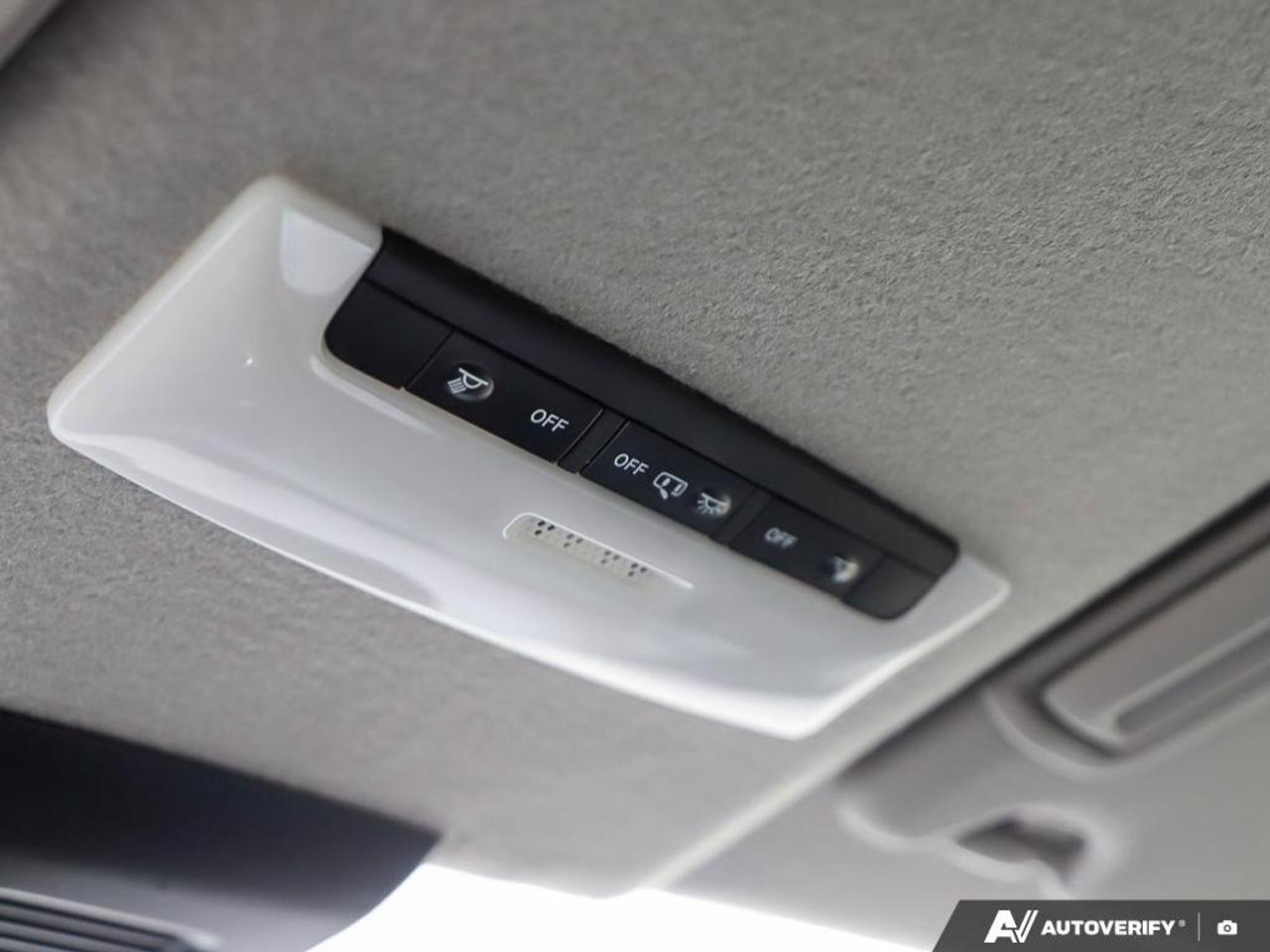 2023 Nissan Kicks SVONE-OWNER, ACCIDENT-FREE, FWD, CARPLAY, HTD SEAT Photo