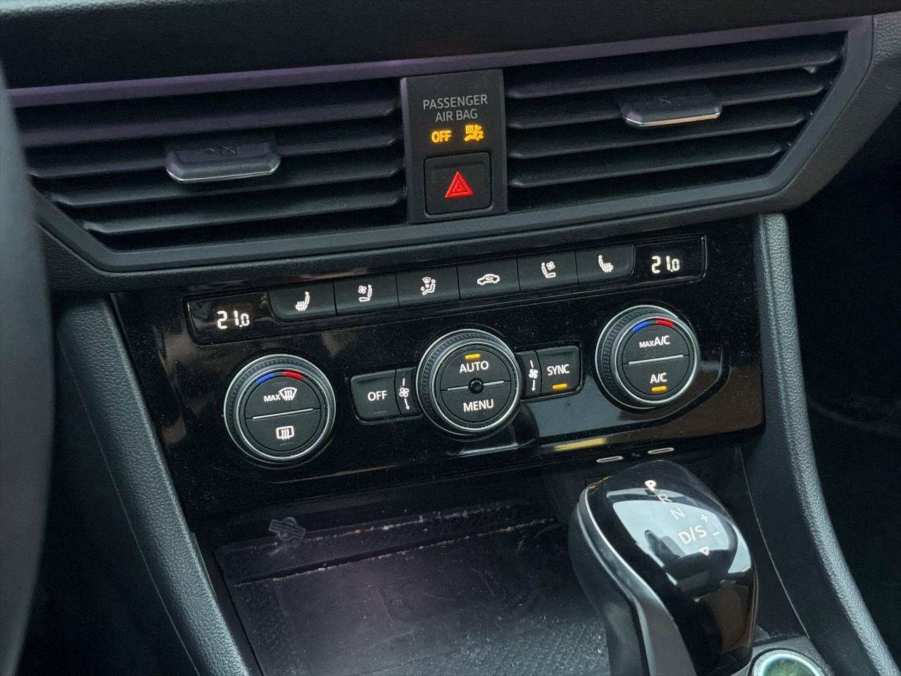 2023 Volkswagen Jetta HighlineONE-OWNER, ACCIDENT-FREE, SUNROOF, HTD + C Photo