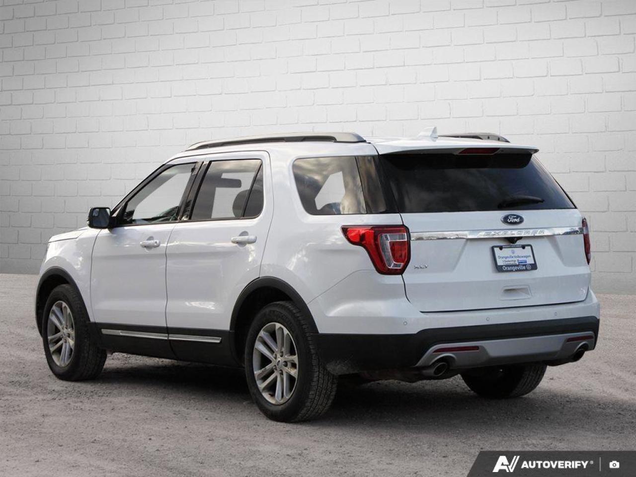 2017 Ford Explorer XLTAS-TRADED, ACCIDENT FREE, SUNROOF, HTD SEATS, L Photo3