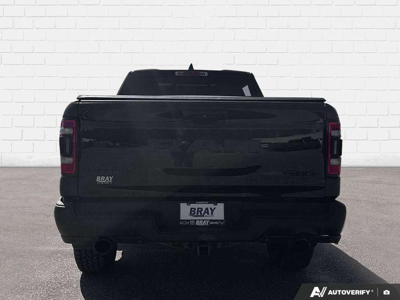 2019 RAM 1500 SPRAY IN BEDLINER. TONNEAU COVER. RUNNING BOARDS. SUNROOF. TRAILER BRAKE CONTROLLER. CERTIFIED. Photo3