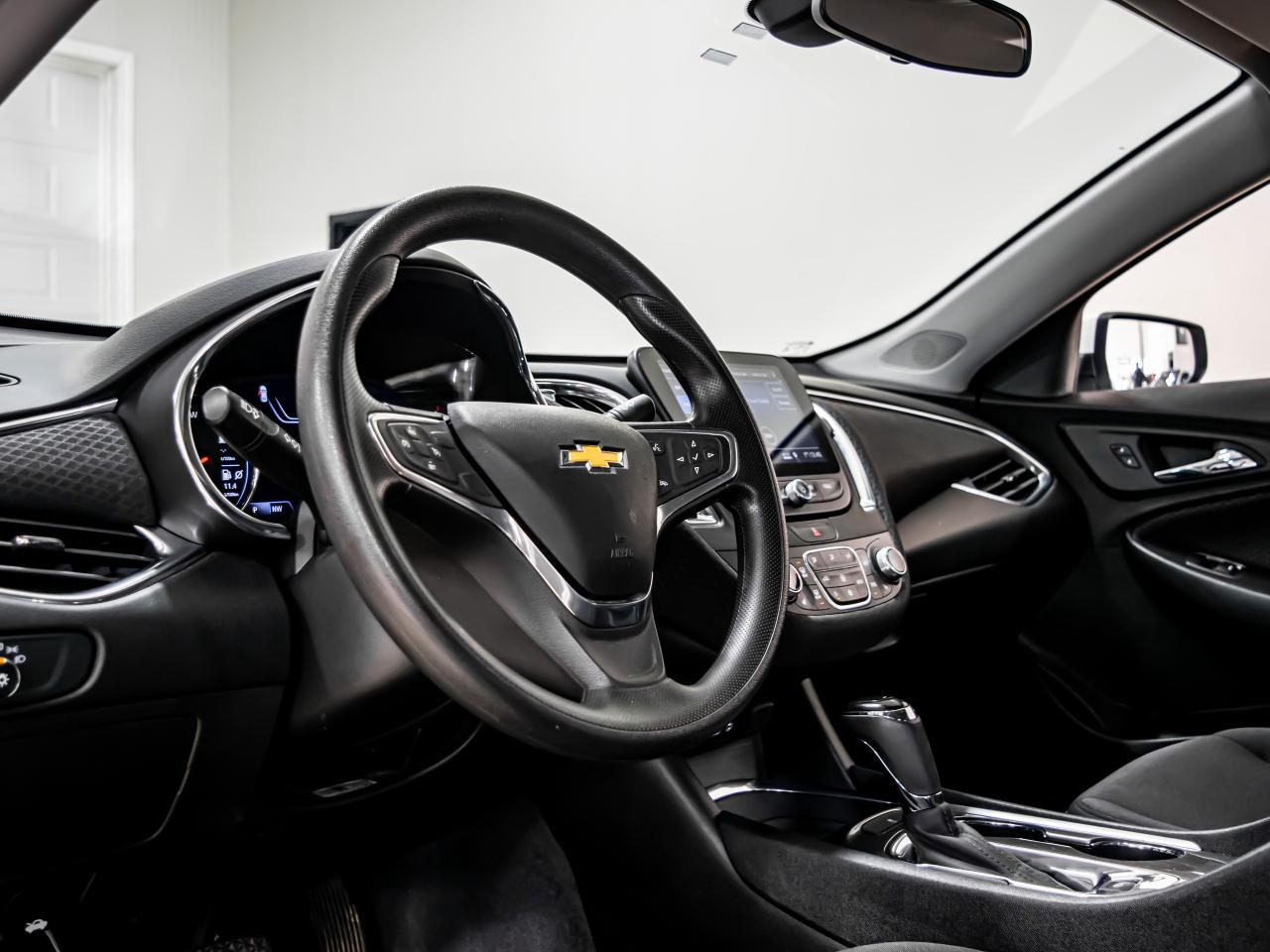 2019 Chevrolet Malibu HYBRID APPLE CARPLAY REAR VIEW CAMERA Photo