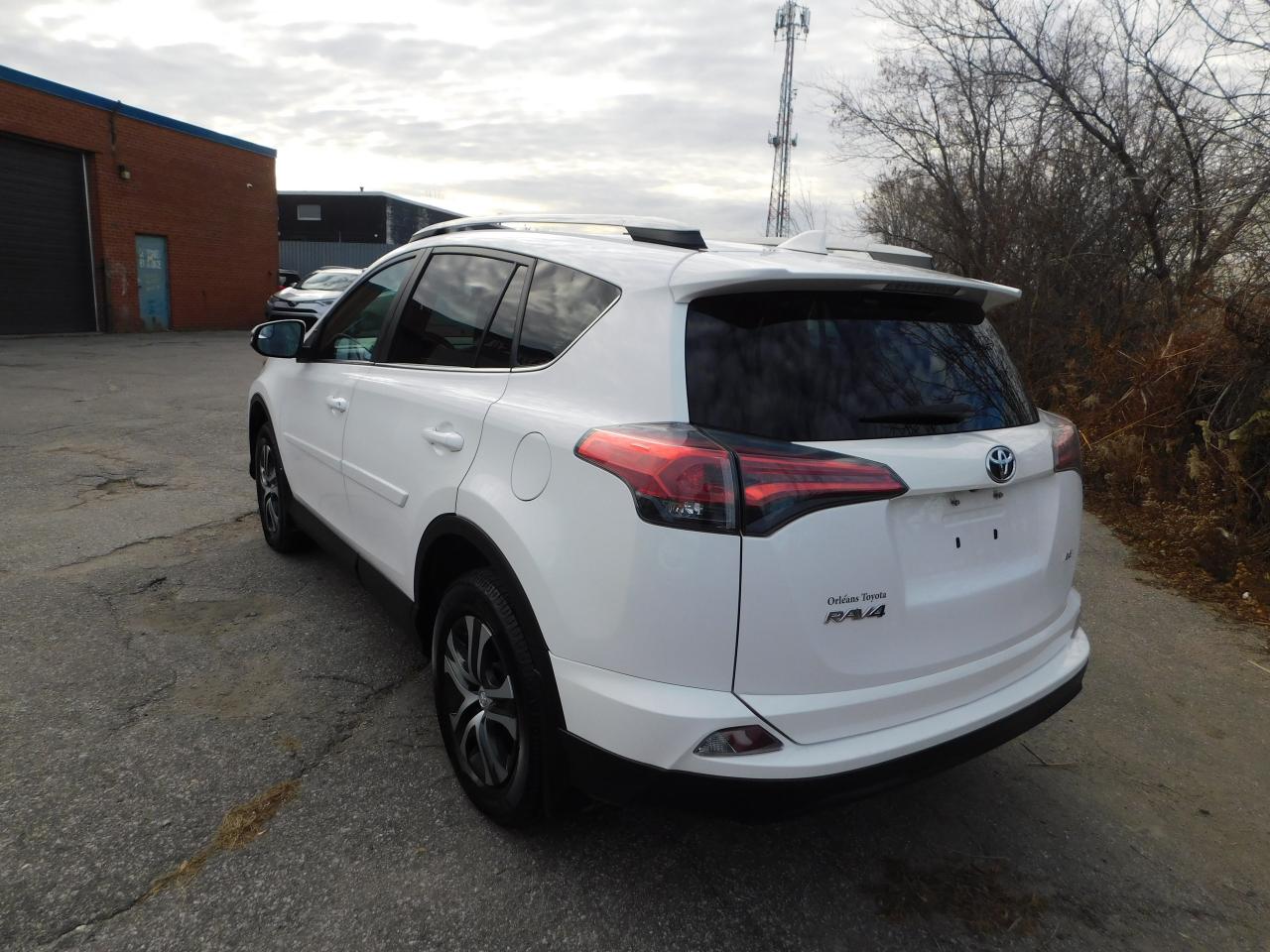2017 Toyota RAV4 LE  BACKUP CAMERA HEATED SEATS BLUE TOOTH Photo