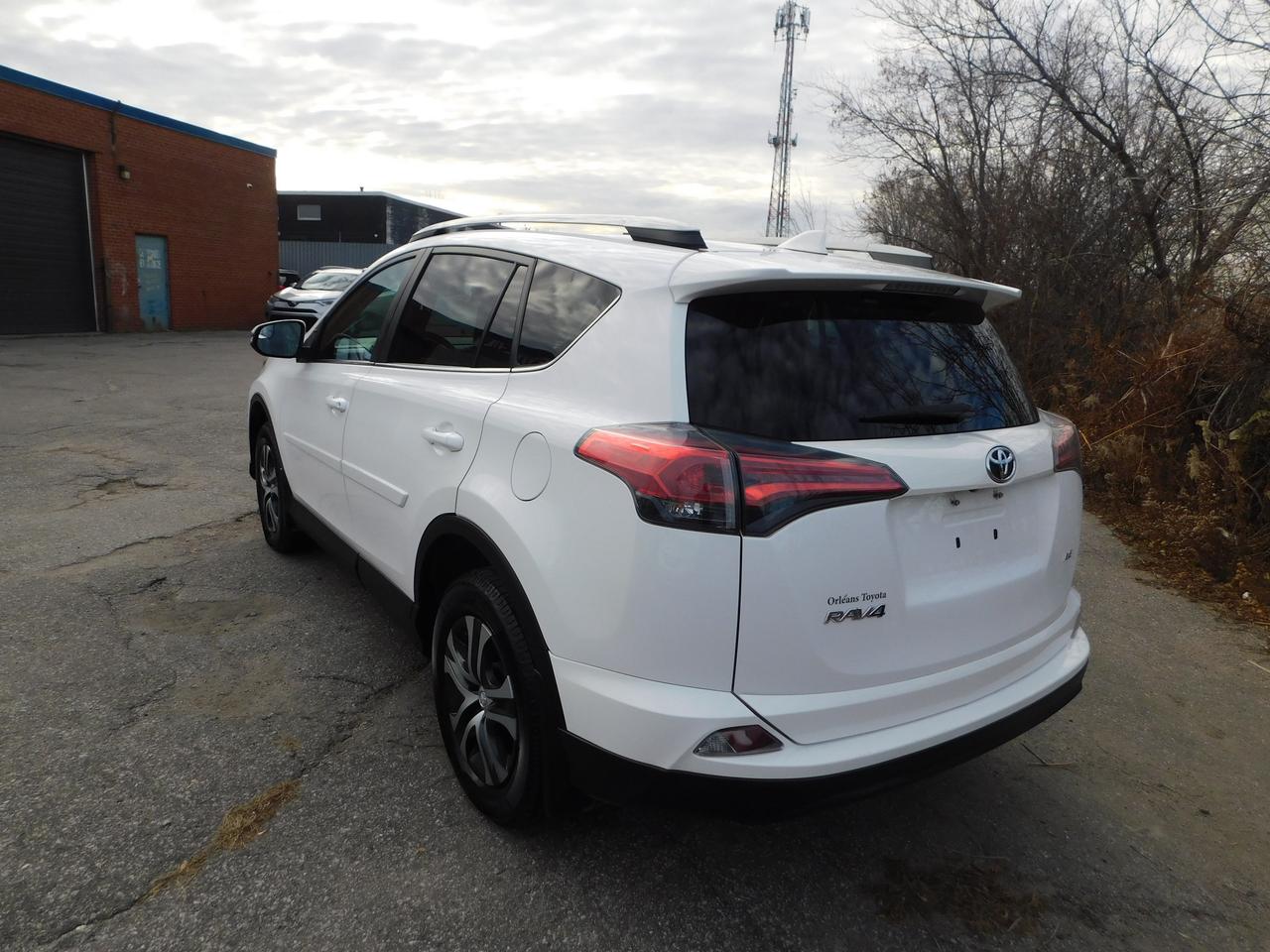 2017 Toyota RAV4 LE  BACKUP CAMERA HEATED SEATS BLUE TOOTH Photo2