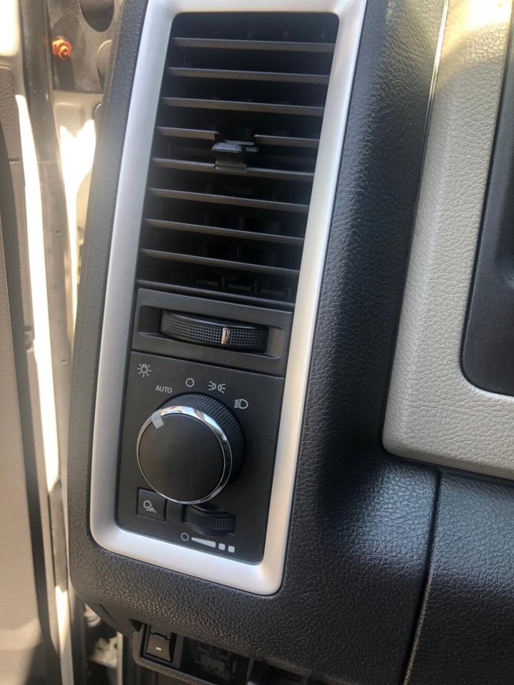 2010 Dodge Ram 1500 4WD Quad CAB 140.5 SLT Photo