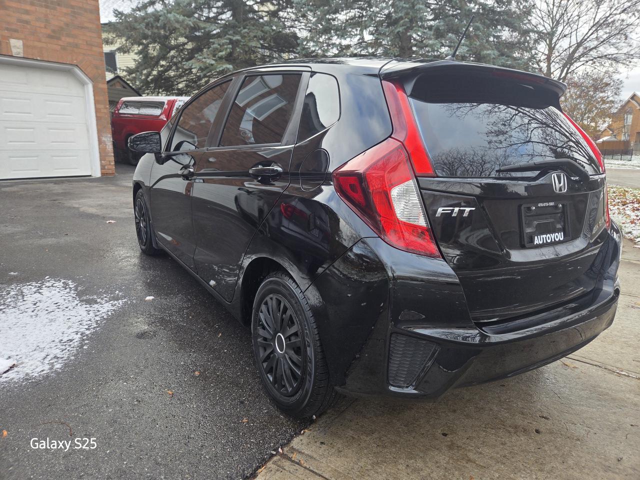2017 Honda Fit LX AUTO AIR BLUETOOTH  POWER GROUP CLEAN $ 11,988. Photo