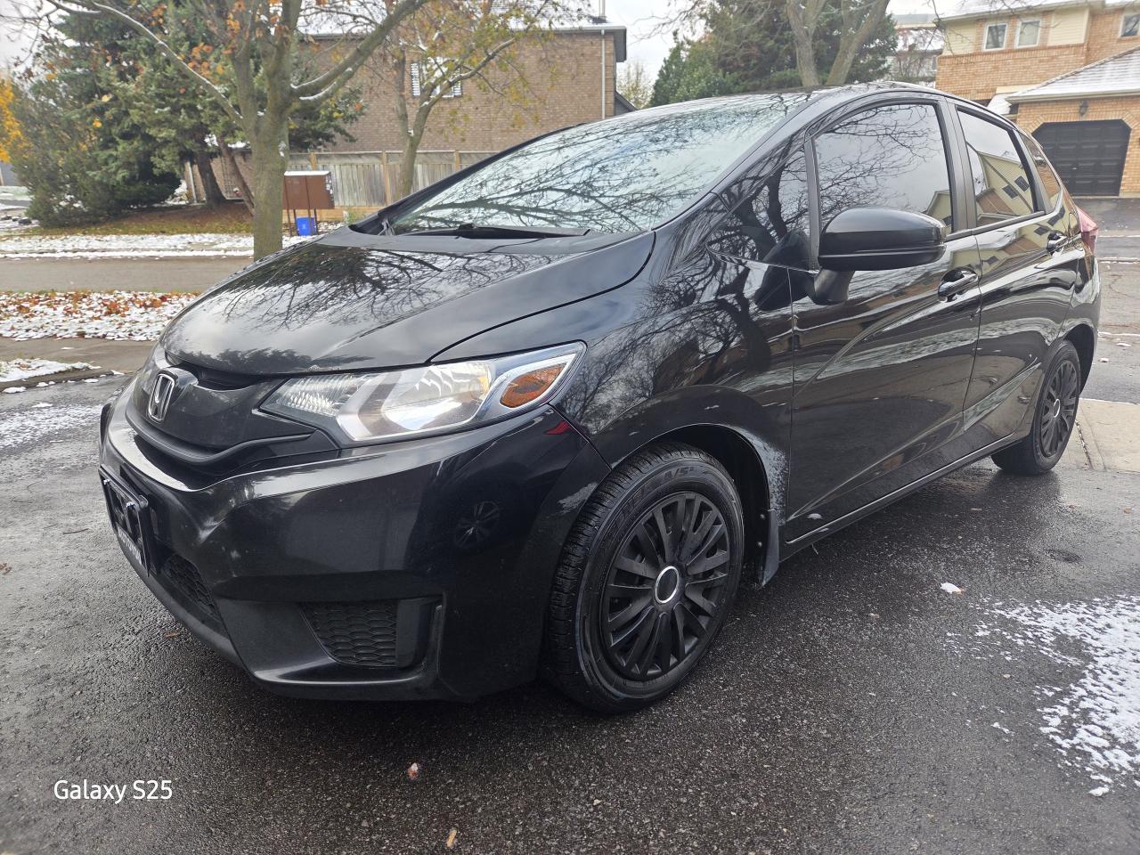 2017 Honda Fit LX AUTO AIR BLUETOOTH  POWER GROUP CLEAN $ 11,988. Photo2