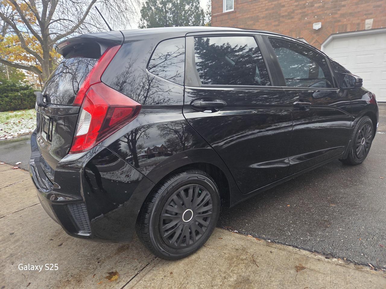 2017 Honda Fit LX AUTO AIR BLUETOOTH  POWER GROUP CLEAN $ 11,988. Photo
