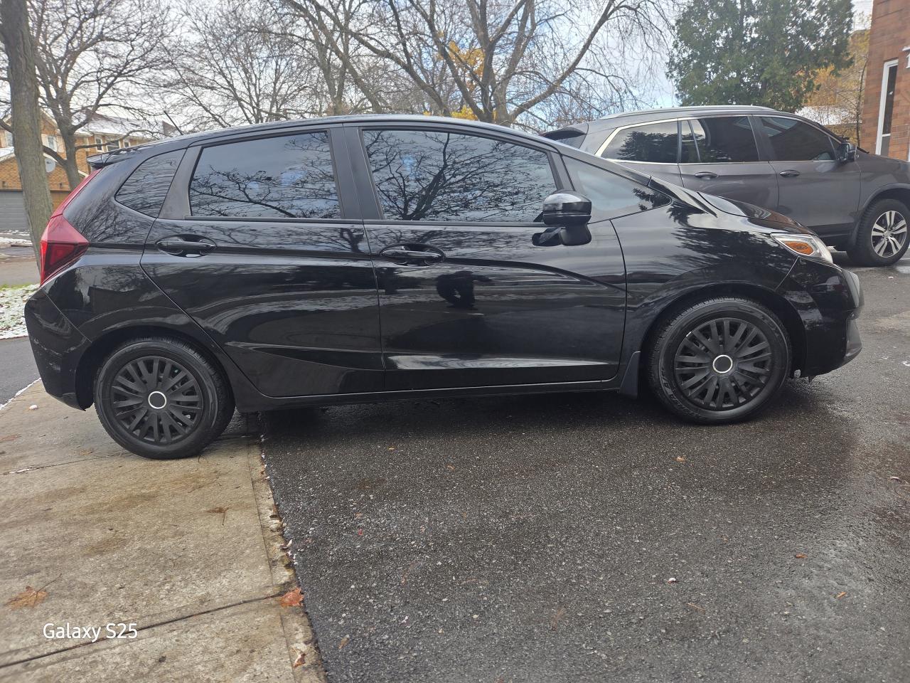 2017 Honda Fit LX AUTO AIR BLUETOOTH  POWER GROUP CLEAN $ 11,988. Photo