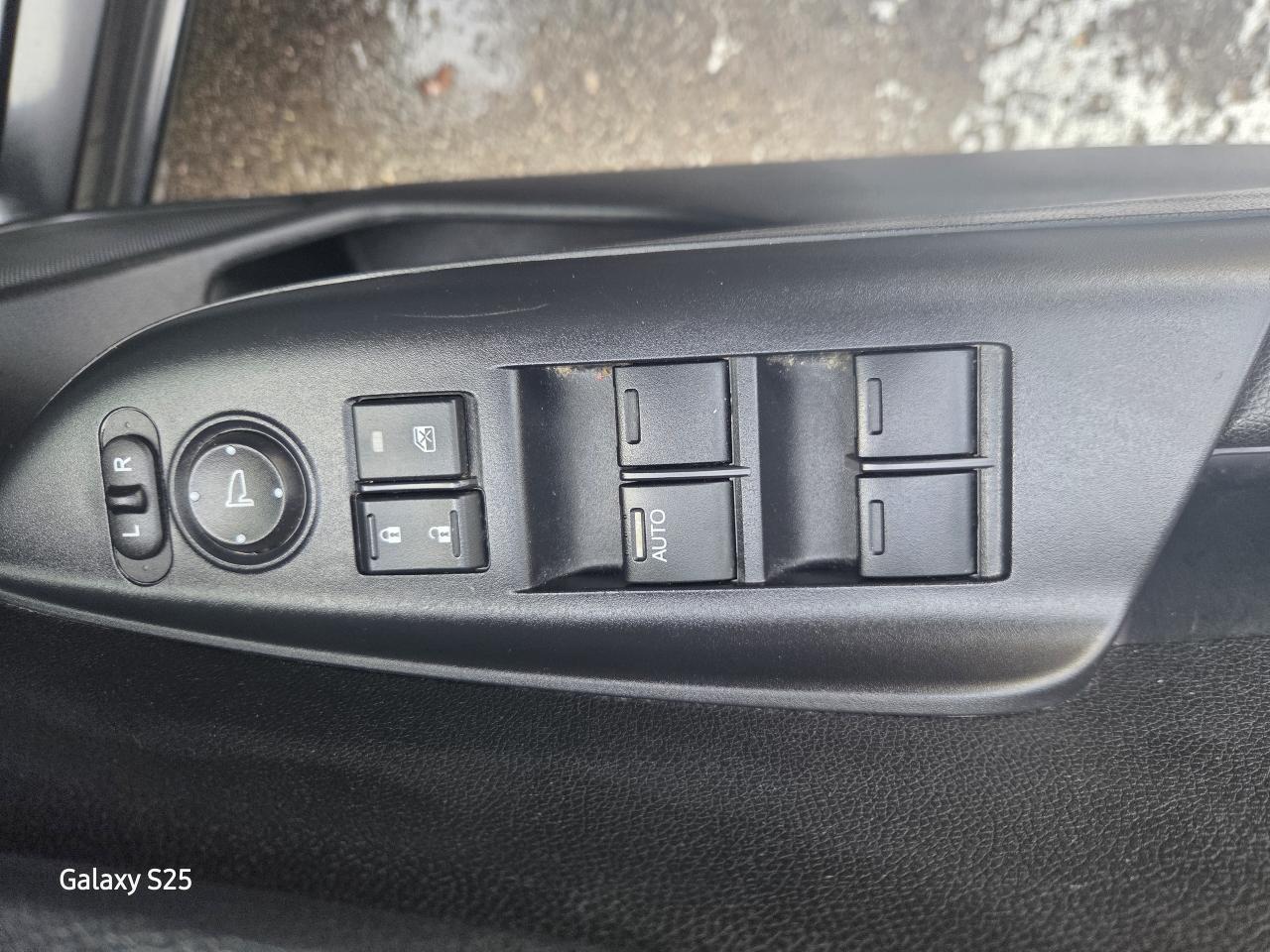 2017 Honda Fit LX AUTO AIR BLUETOOTH  POWER GROUP CLEAN $ 11,988. Photo