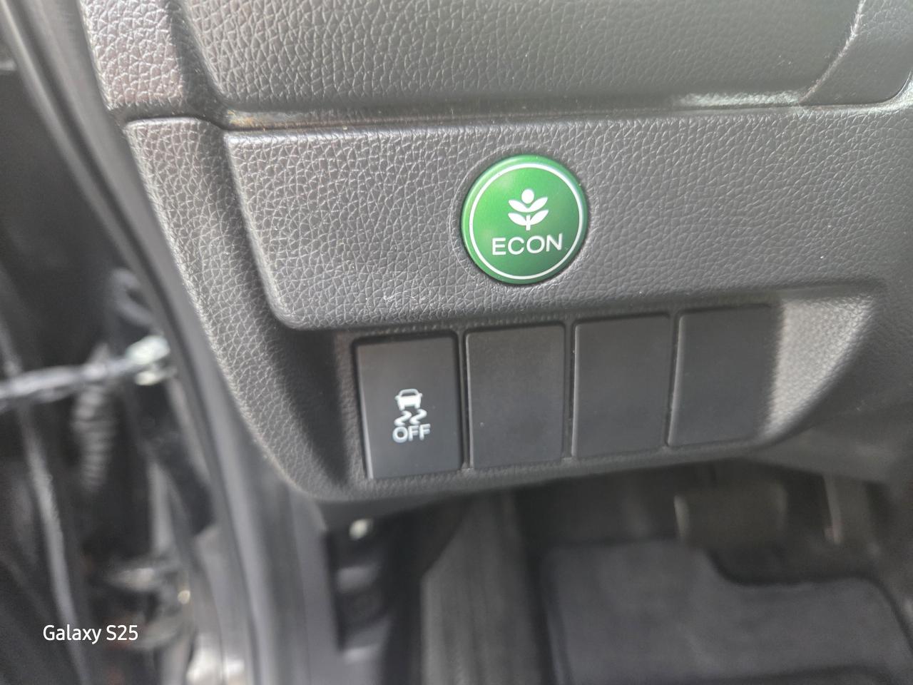 2017 Honda Fit LX AUTO AIR BLUETOOTH  POWER GROUP CLEAN $ 11,988. Photo