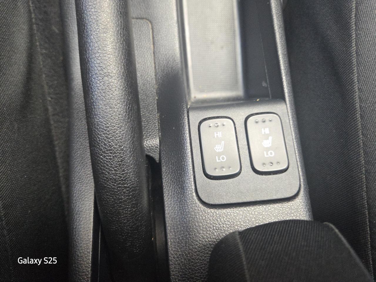 2017 Honda Fit LX AUTO AIR BLUETOOTH  POWER GROUP CLEAN $ 11,988. Photo