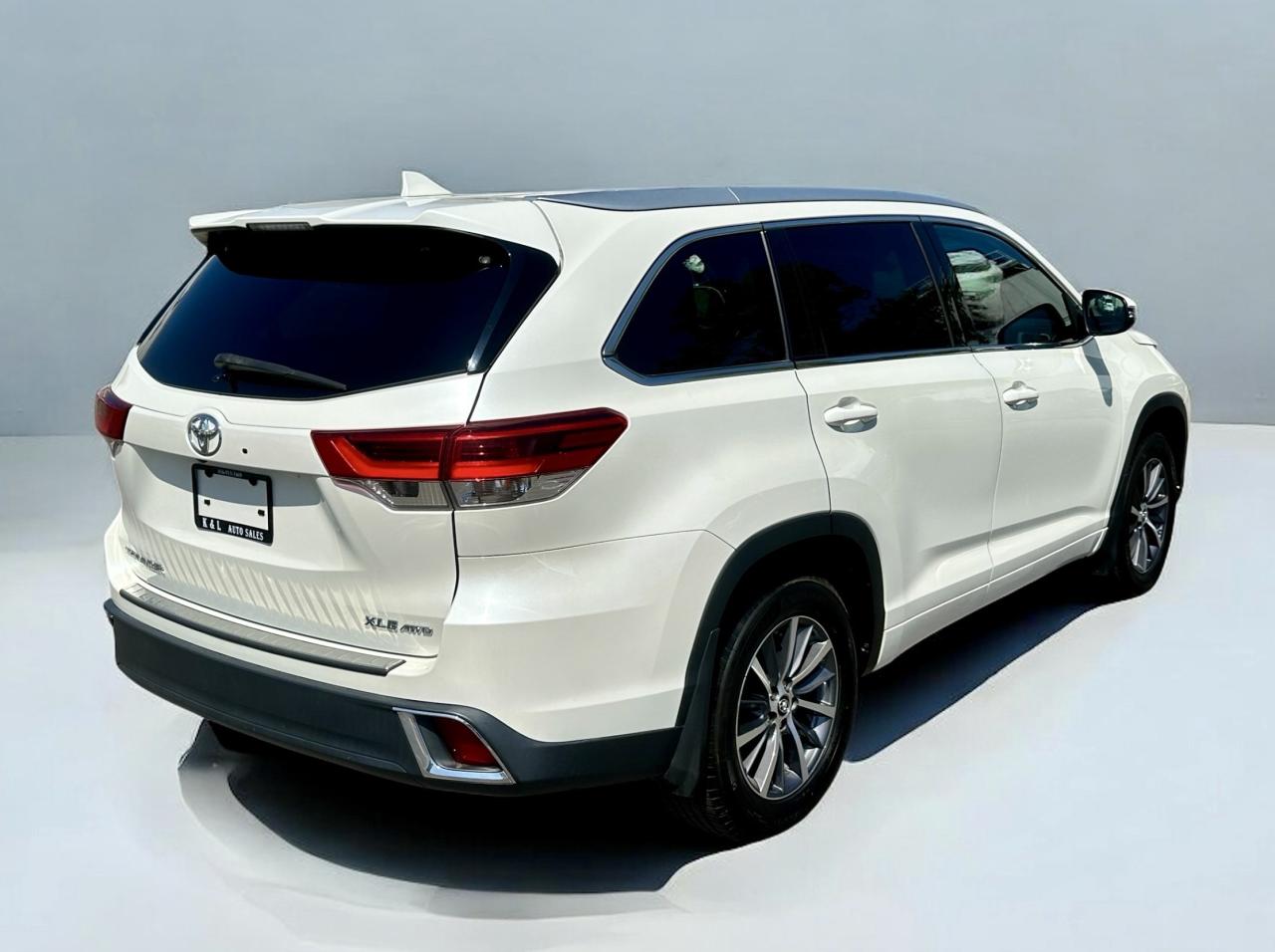 2018 Toyota Highlander XLE ~ 8 PASSENGER ~ NO ACCIDENTS Photo2